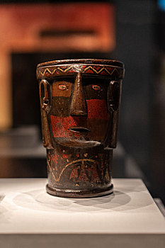 秘鲁印加博物馆藏殖民时期木肖像凯罗杯
