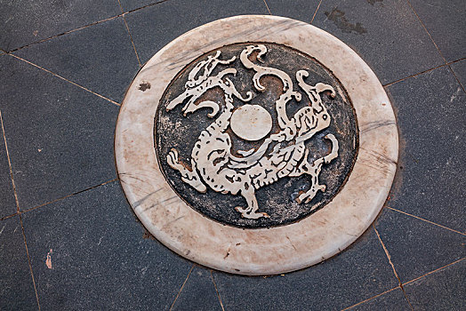 四川省凉山邛海观鸟岛湿地公园石制十二生肖广场图腾图案