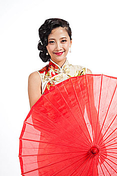 棚拍身穿中国传统服装的年轻女人和伞