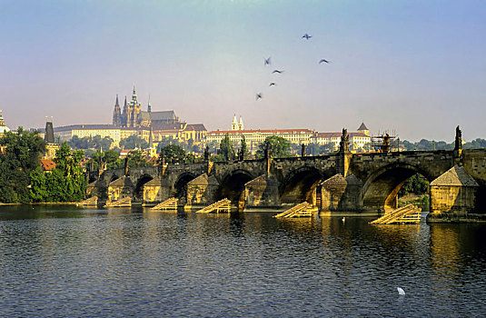 查理大桥,布拉格城堡