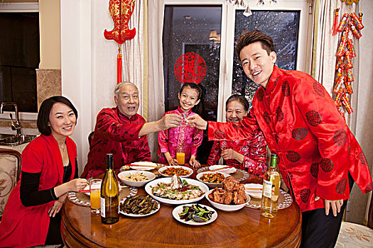 东方家庭过年吃团圆饭