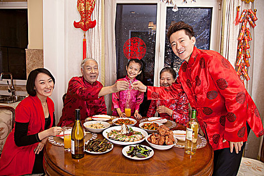 東方家庭過年吃團(tuán)圓飯