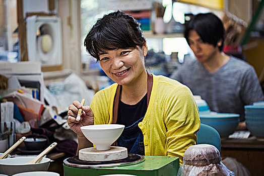 微笑,女人,男人,坐,工作间,工作,日本人,瓷碗