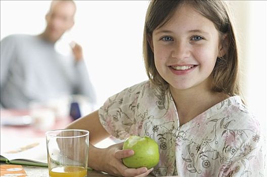 肖像,小女孩,吃饭,苹果,男人,背景