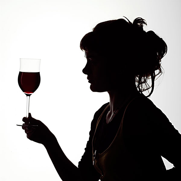 剪影,一个年轻女子的肖像,享受,一杯红葡萄酒