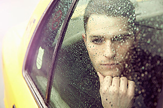 男青年,注视,室外,黄色出租车,窗户