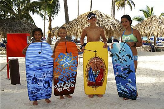 孩子,冲浪板,海滩,蓬塔卡纳,多米尼加共和国,加勒比海,美洲
