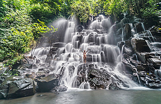 女人,站立,石头,伸展手臂,瀑布,空气,靠近,乌布,巴厘岛,印度尼西亚,亚洲