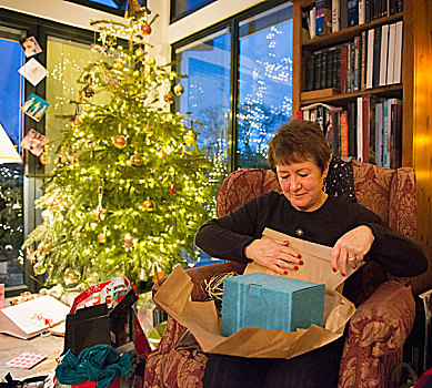 成年,女人,扶手椅,打开,礼物,旁侧,圣诞树