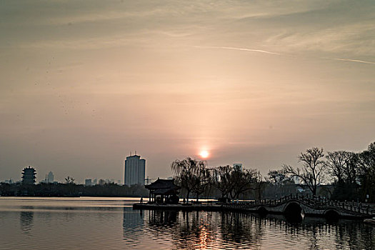 大明湖日出