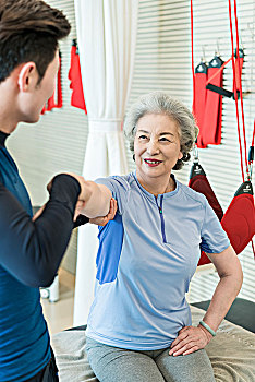 老年女子在私教的指导下健身