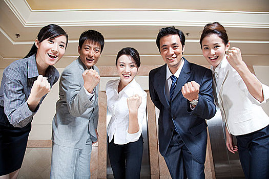 商務團隊握拳加油