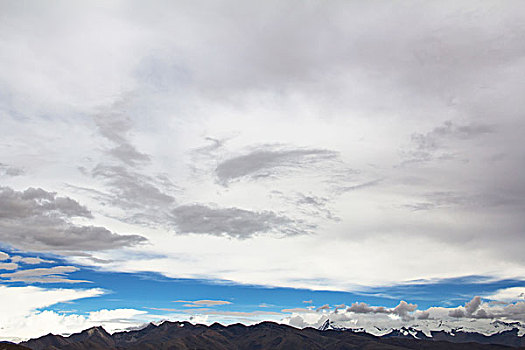 中国西藏高原的雪山和白云