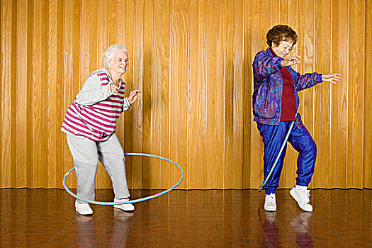 两个,老年,女人,练习,呼拉圈