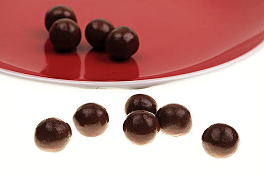 六个圆形棕色巧克力豆