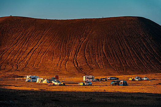 火山营地露营汽车帐篷清晨阳光