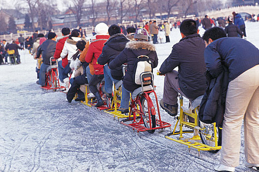 北京什刹海在冰上排成长队的年轻人