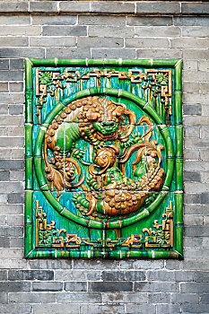 山西省平遥古城二郎庙的彩色琉璃狮子浮雕影壁