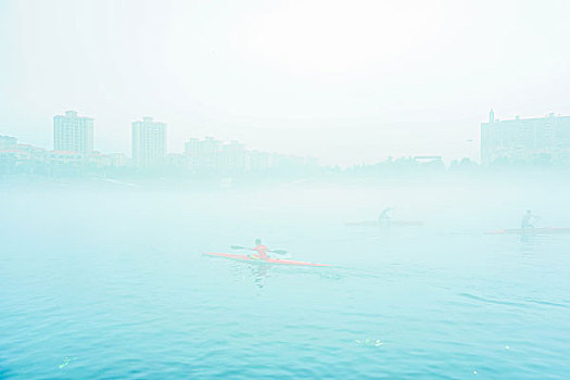 皮划艇,艇,双人桨,雾,划,水,江水,河,建筑群,高楼