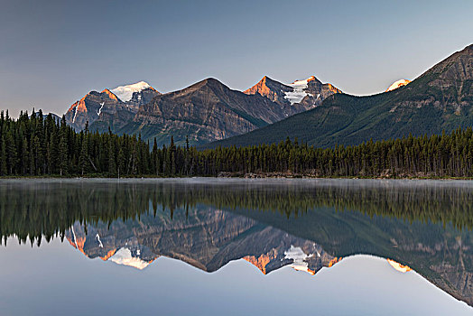赫伯特湖,日出,反射,山脉,班芙国家公园,加拿大,落基山脉,艾伯塔省,北美
