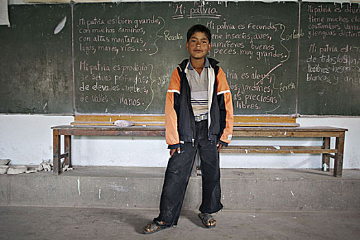 地方特色,玻利维亚人,男学生,站立,室内,教室,乡村地区,苏克雷,玻利维亚,星期五,十一月,2006年