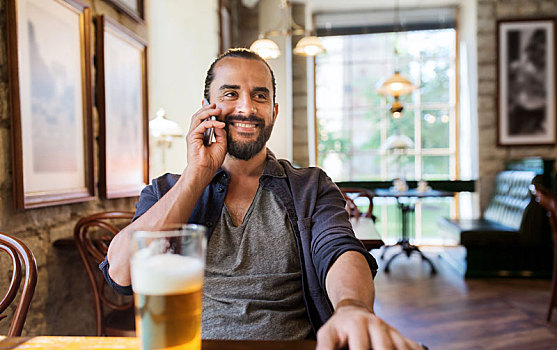 男人,智能手机,啤酒,通话,酒吧
