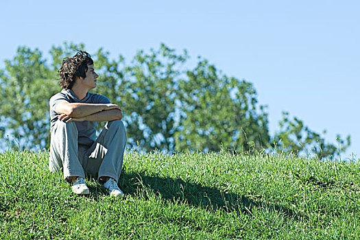 交谈,户外,一个,拿着,遮阳帽,顶着祖母,孙子,后仰,背影,抱臂,男孩,看