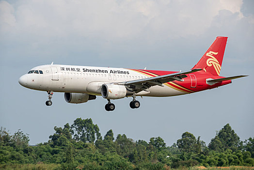 深圳航空公司的空中客车飞机降落在成都双流机场