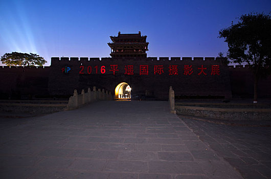 山西省晋中市平遥县平遥古城西门夜景