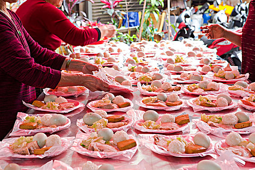 中国传统宗教信仰,礼仪上用的祭品,猪肉,蔬菜,豆干,鸡蛋,饭团,俗称小三牲