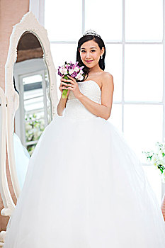 照鏡子的美麗新娘