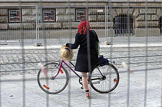 城市,建筑工地,女人,自行车,后面,街道,屏障,骑车,站立,等待,不安全,耐心,人