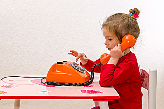 女孩,3岁,坐,桌子,橙色,电话