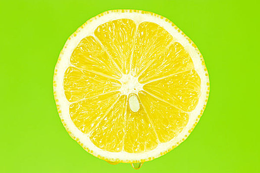 柠檬片,绿色背景