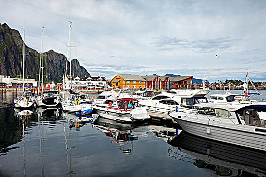 船,港口,斯沃尔韦尔,罗弗敦群岛,挪威北部,挪威,斯堪的纳维亚,欧洲