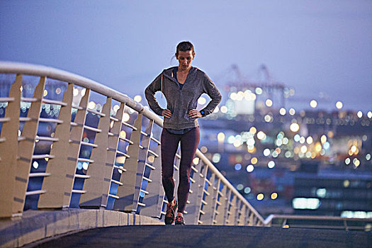 女性,跑步,休息,伸展,腿,城市,步行桥,黎明