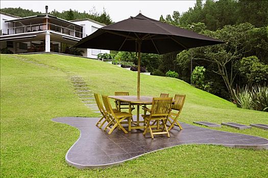 桌子,椅子,遮阳伞,草地