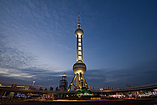 上海浦东陆家嘴的东方明珠电视塔的夜景