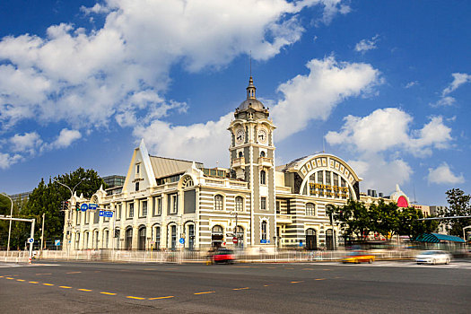 蓝天白云下的中国铁道博物馆