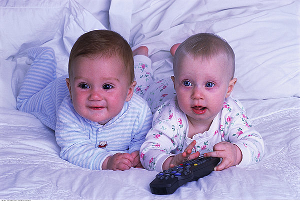 肖像,两个,婴儿,躺着,床,拿着,电视遥控器,控制