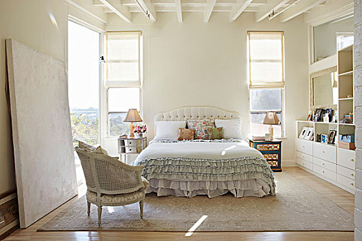 椅子,正面,双人床,褶皱,床单,鲜明,卧室,白色,木质,天花板