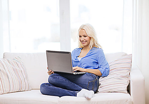 家,科技,互联网,概念,微笑,坐,女人,沙发,笔记本电脑,在家