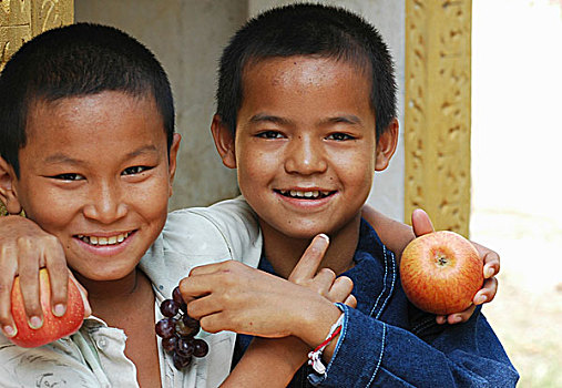 缅甸,曼德勒,亚洲人,微笑,朋友,搂抱,拿着,红色,黑葡萄