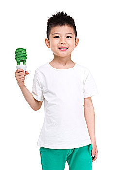 拿着绿色环保节能灯泡的小男孩