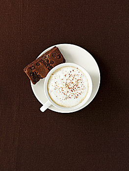 一杯咖啡,奶沫,核仁巧克力饼