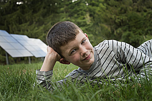 男孩,卧,草,旁侧,太阳能电池板