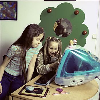 两个小女孩,电脑,室内