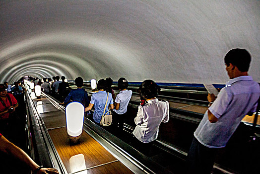 朝鲜平壤地铁,地下150米世界最深,长35公里,两条线路17个车站,装饰奢华远超首尔