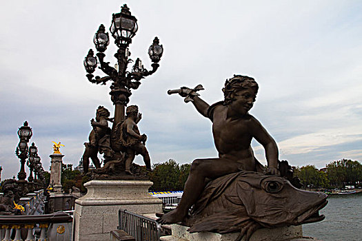 巴黎桥上的雕塑