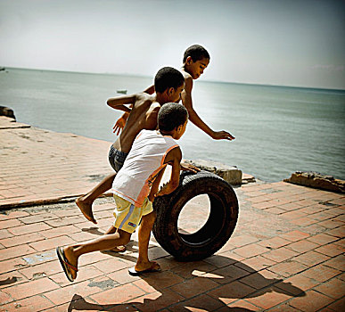 年轻,男孩,玩,轮胎,萨尔瓦多,巴西